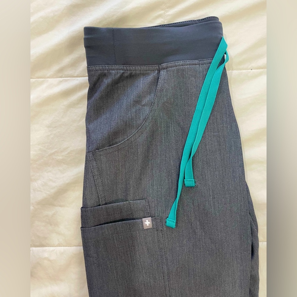 FIGS KADE CARGO SCRUB BOTTOMS
XS
RARELY USED
NO HOLES OR STAINS